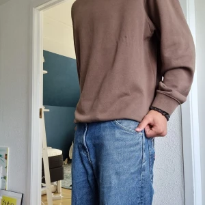 Brun H&M tröja - Medium brun tröja från H&M. Ett litet hål nere på tröjan som knappast syns annars hel. Baggy tröja. Pris går att diskuteras.