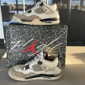 Jordan 4 - Okej skick man ser på bilderna att de är väl använda. Ny pris 6000kr + köpt i butik. Låda med kommer. Skriv på dm för mer bilder eller mer information! Dm är öppna. Sänker priset vid snabb affär. Kom med bud!