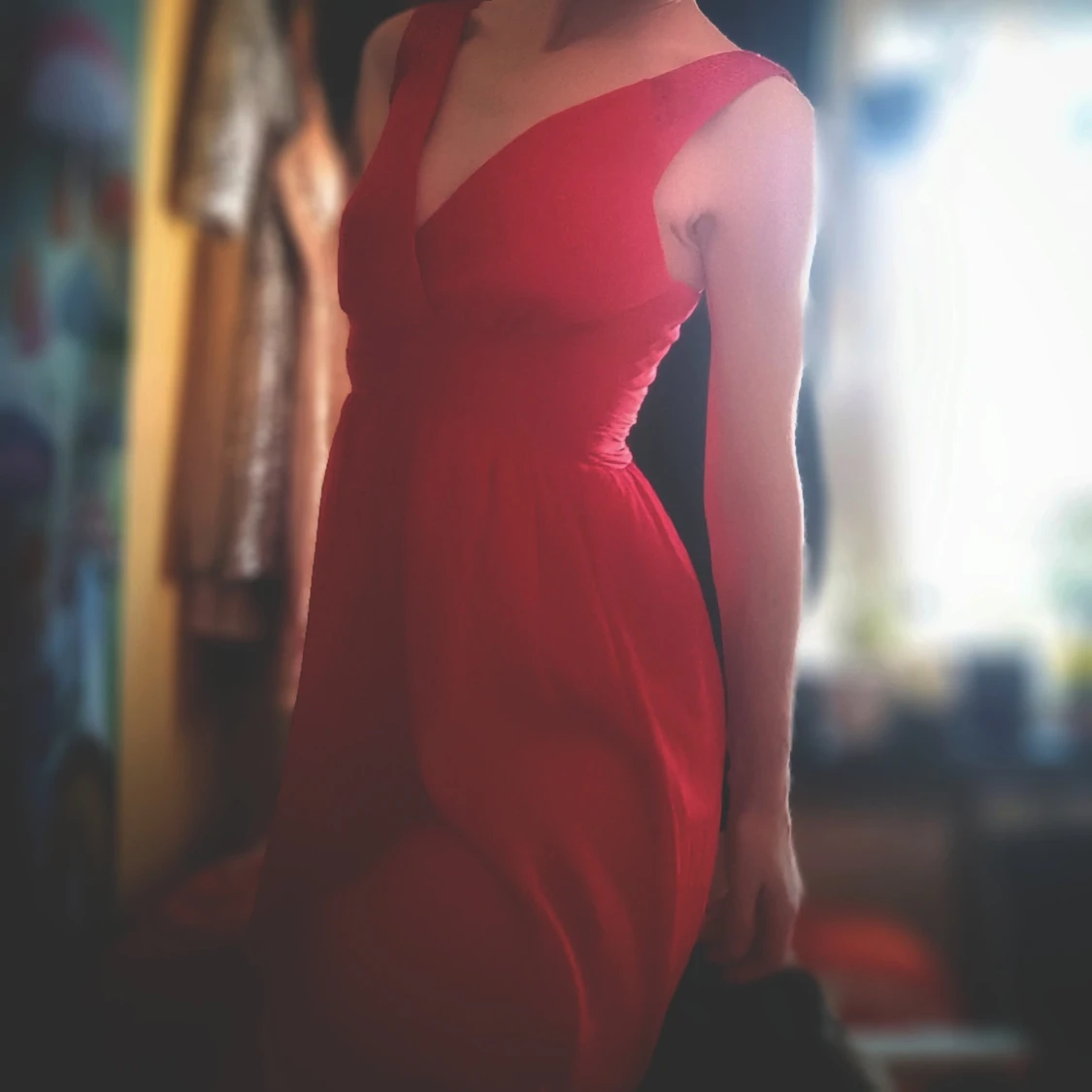 Röd klänning med paljettdetaljer - 3