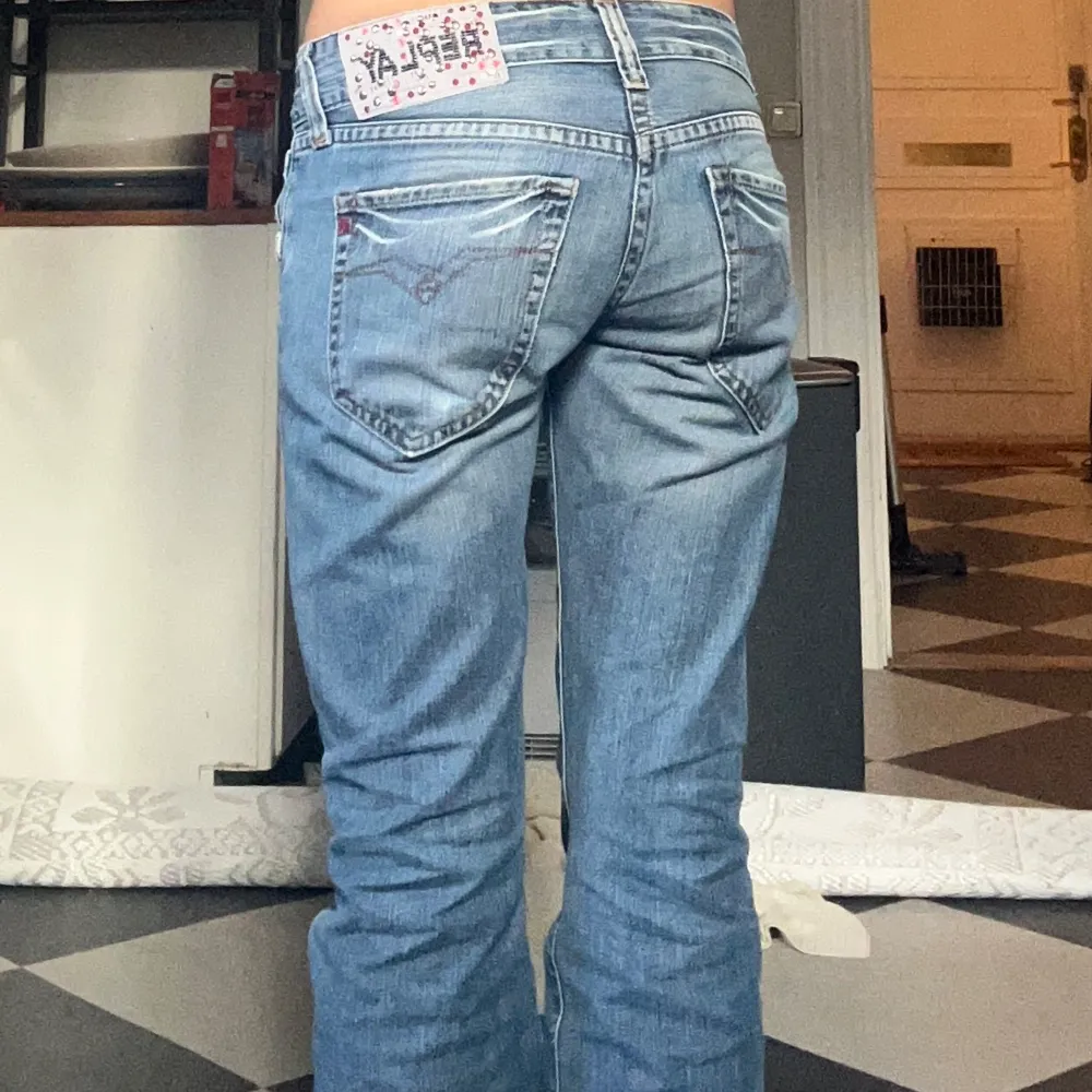 Så snygga jeans från replay, midja 27 och längd 32 men de passar också mig som har 26/34-36 ungefär så de är ganska flexibla🩷. Jeans & Byxor.