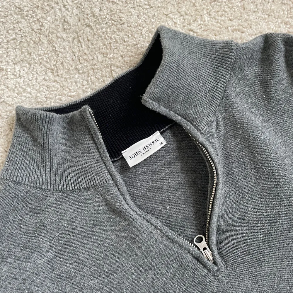 Sparsamt använd John Henric 1/4 zip up sweatshirt! ✨  Står att det är storlek M men passar även storlek S 🤩. Tröjor & Koftor.