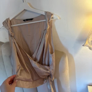 Söt blus/topp från Zara❣️ - Oanvänd topp i satinmaterial från Zara i jätteskönt material. 🌸