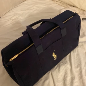 Polo duffel bag - Riktigt fet Ralph Lauren duffel bag, fick den när jag köpte ett par parfymer. Den har enbart kommit till användning några få gånger. Axelremsa tillkommer vid köp. Pris kan diskuteras!