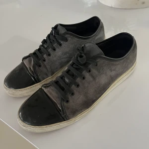 Lanvin - Tja! Säljer ett par fräscha gråa lanvins i storlek 43/44, dom är i bra skick 8/10 och är inte så använda! Vid frågor eller funderingar är det bara att höra av sig! Obs köp gärna med postnord för snabbast frakt!