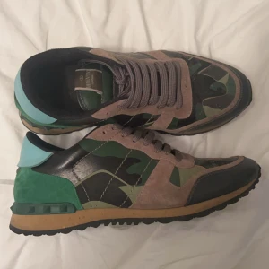 Valentino rockrunners  - Säljer dessa feta valentino rockrunners då dem legat i garderoben och bara samlat på sig damm, riktigt bra skick på dem! Tyvärr hittar jag inte box eller något till dem.