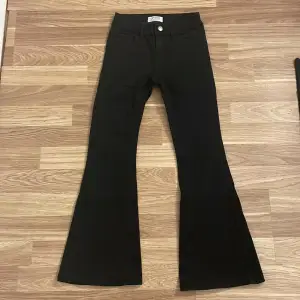 Svarta boot cut jeans, har avnvänt några gånger bra i skick.