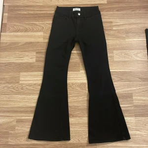 Svarta jeans - Svarta boot cut jeans, har avnvänt några gånger bra i skick.