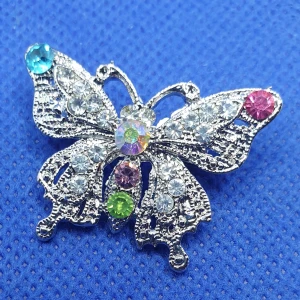 Brosch - Söt fjäril  - Mått på denna är ca 3.5 × 2.5 cm, broschen är oanvänd. ✨️Titta igenom alla mina upplagda och köp fler saker i bundle för att spara på frakten och få allt du köpt i ett och samma paket✨️