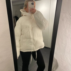 Vit pufferjacka - säljer denna fina jackan fast i vit!!🤍helt perfekt passform som passar till allt, så skön och ser oanvänd ut!!! 