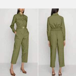 Michael Kors Jumpsuit XXS(som xs)Olivgrön jumpsuit med bälte - Stilren olivgrön jumpsuit från Michael Kors med ett matchande bälte i midjan. Jumpsuiten har långa ärmar och en klassisk krage, samt fickor framtill. Använd 1 gång bara. Säljs fortfarande för 280€.