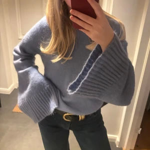 Blå stickad tröja - Ljusblå stickad tröja från Malene biger, sååå fin. Använd en gång. I mohair och ull