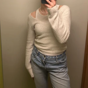 Vit ribbad tröja - Vit ribbad tröja med lång ärm och v-ringad hals från Weekday - perfekt för lager-på-lager-stil och super varm och mjuk! Köpt här på Plick och då i nyskick och sparsamt använd av mig! (Andra bilden är lånad för att få en bättre blick på tröjan)