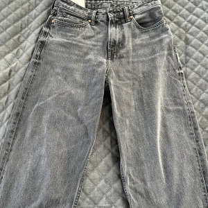 H&M Jeans - Tjena, säljer dessa grå H&M jeans. Size 28/30 passform loose fit. Skriv vid funderingar.