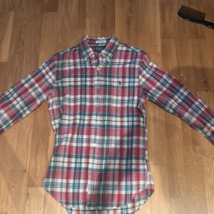 Ralph Lauren Skjorta - Snygg rutig skjorta från Ralph Lauren. Skjortan är en Slimfit och storlek S. Skjortan passar folk runt minst 175 och uppåt. Priset är inte hugget i sten!