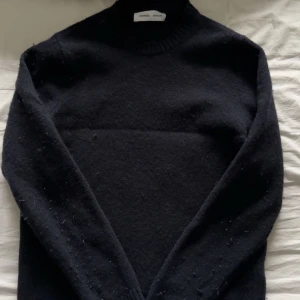 Stickad tröja - Tjena! Säljer en stilren stickad tröja från Samsøe Samsøe pga att den är för liten för mig nu. Skick är 8/10 och inga skador, den är köpt för 1 år sedan för 1200kr. Skriv för mer frågor✨🍾