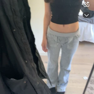 Grå juicy byxor - Snygga och bekväma grå juicy byxor utan defekter! Andvöndq men inga tecken på det (vad jag tror, kollar senare extra noga och hör av mig isåfall) nypris ca 1000🥰