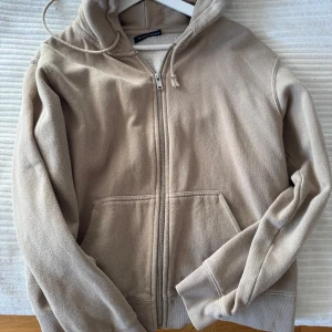 Kofta brandy Melville  - Färgen är som på andra bilden, lite beige/grön