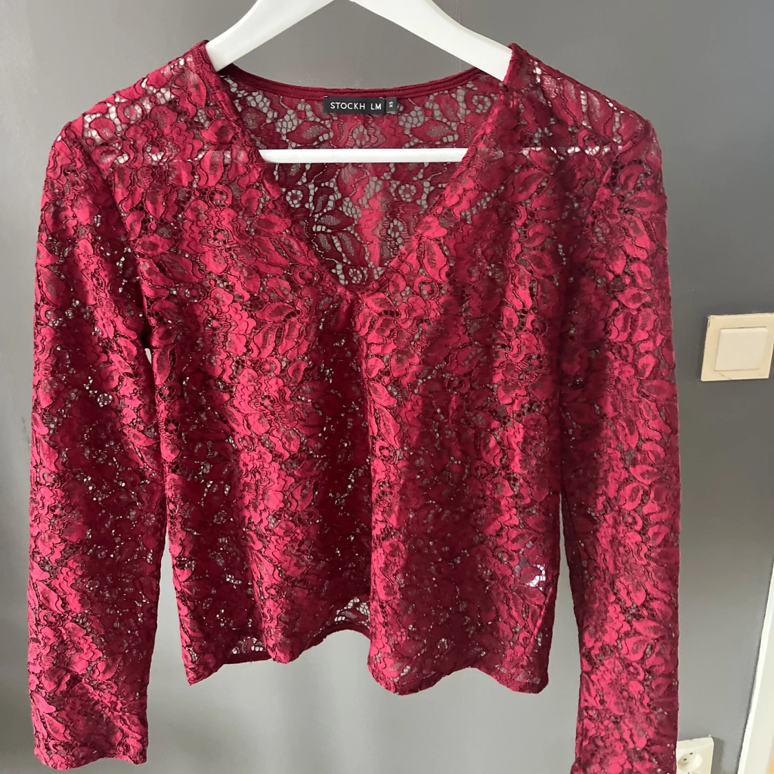 Vinröd spetsblus från Stockh LM