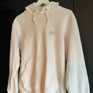 Hov1 hoodie - Hoodie från Hov1, inköpt på spelning i Huskvarna. Storlek S. Använd men i fint skick, nästan som ny. Inköpt för 600kr. 250kr eller bud.