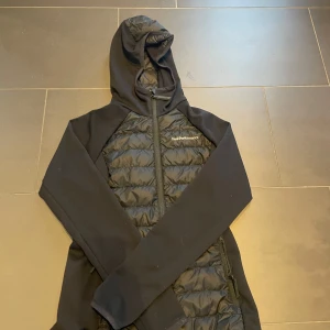 Tunn peak performance cardigan - Säljer min figursydda oanvända peak performance jacka. Den är i ett ganska tunnt material men även dun och passar därför de flesta årtider. Nypris ca 2400.