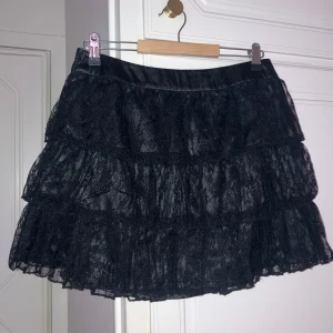 Svart spetskjol - Söt och cool minukjol i svart spets, som tyvärr är för liten. 