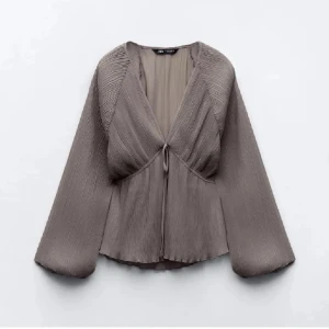 Blus från Zara - Säljer en blus från zara som knappt är använd. Funkar för både S och M i storleken. 