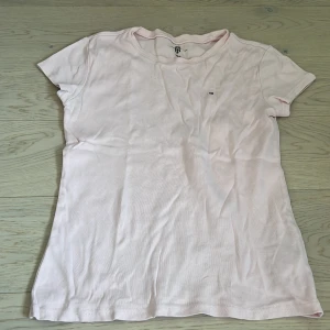 Ljusrosa t-shirt från Tommy Hilfiger - Jättesöt ljusrosa T-shirt från Tommy hilfiger💓