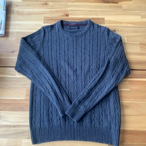 Grå stickad tröja från Selected Homme - Säljer en stilren grå stickad tröja från Selected Homme. Tröjan har ett klassiskt flätmönster och ribbade kanter vid ärmslut och nederkant. Perfekt för kyligare dagar. Hör av dig vid intresse! Passar S men även xs! Jättebra skick inga defekter 9/10 skick!