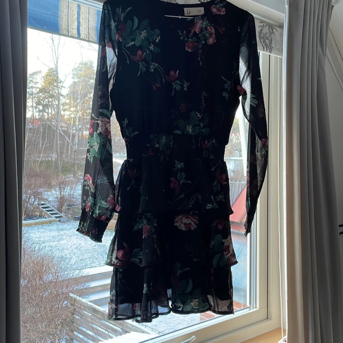 Svart blommig klänning från Ü