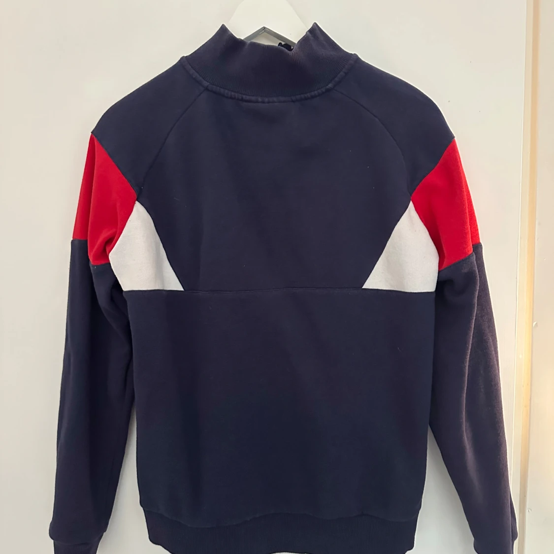 Mörkblå tröja med dragkedja från FILA - 1