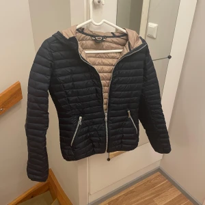 Colmar jacka - Marin blå jacka med beige insida, köpt på vinted men tyvärr passade den inte🥲 Storlek 42