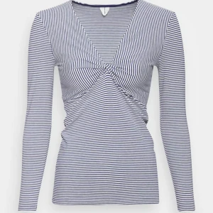 Randig långärmad topp - Säljer en stilren randig långärmad topp från arket med en twistdetalj framtill. Toppen har en klassisk blå och vit färgkombination och är perfekt för en avslappnad look.