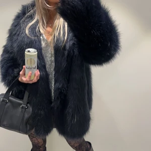 Svart pälsjacka från FWSS - Säljer en elegant svart pälsjacka från FWSS. Jackan har en lyxig och elegant look och är perfekt för att hålla dig varm under kallare dagar. Nypris är 5000:- sparsamt använd🩷