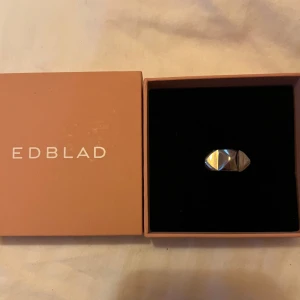 Silverring från Edblad - Elegant silverring från Edblad med en unik, facetterad design. Perfekt för att ge en stilren touch till din look.