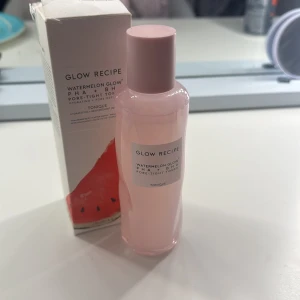 Glow Recipe Watermelon Glow Toner - Säljer en Glow Recipe Watermelon Glow PHA + BHA Pore-Tight Toner. Den kommer i en söt rosa flaska och är perfekt för att fräscha upp huden. Doftar härligt av vattenmelon och hjälper till att minimera porer. Knappt använd (se bild 3)