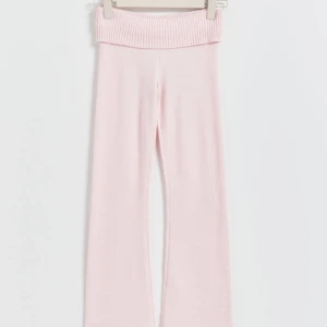 Ljusrosa stickade yoga pants - Mysiga ljusrosa stickade byxor med låg midja och bootcut-stil. 