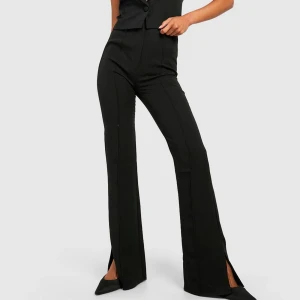 Kostymbyxor  - Svarta kostym byxor med slits, knappt använda! Jättefina från Hm köpta för 300💘