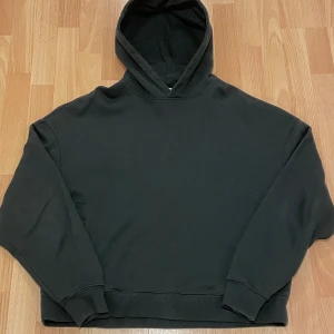 Svart hoodie boxy oversized  - Säljer en svart hoodie med en oversized boxy design. Har en liten fläck men går att tvättas bort.Passar bra till jeans eller joggers.