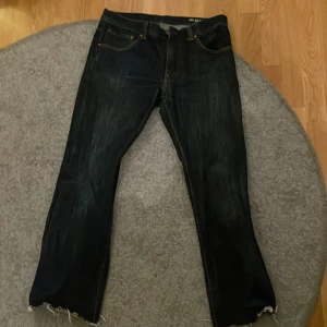Mörkblå jeans från Crocker - Säljer ett par mörkblå jeans från Crocker med klassisk design måtten på jensen är, 43cm midja 71cm innerbenslängd  25cm höft