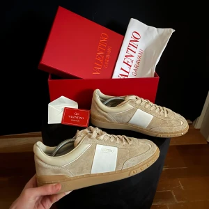 Valentino skor - Säljer nu dessa sjukt feta och ovanliga Valentino upvillage, som ser i princip helt nya ut. Allt og kommer med vid köp! Nypris drygt 8000 kr så missa inte dessa! Hör av er vid frågor eller funderingar!🙌