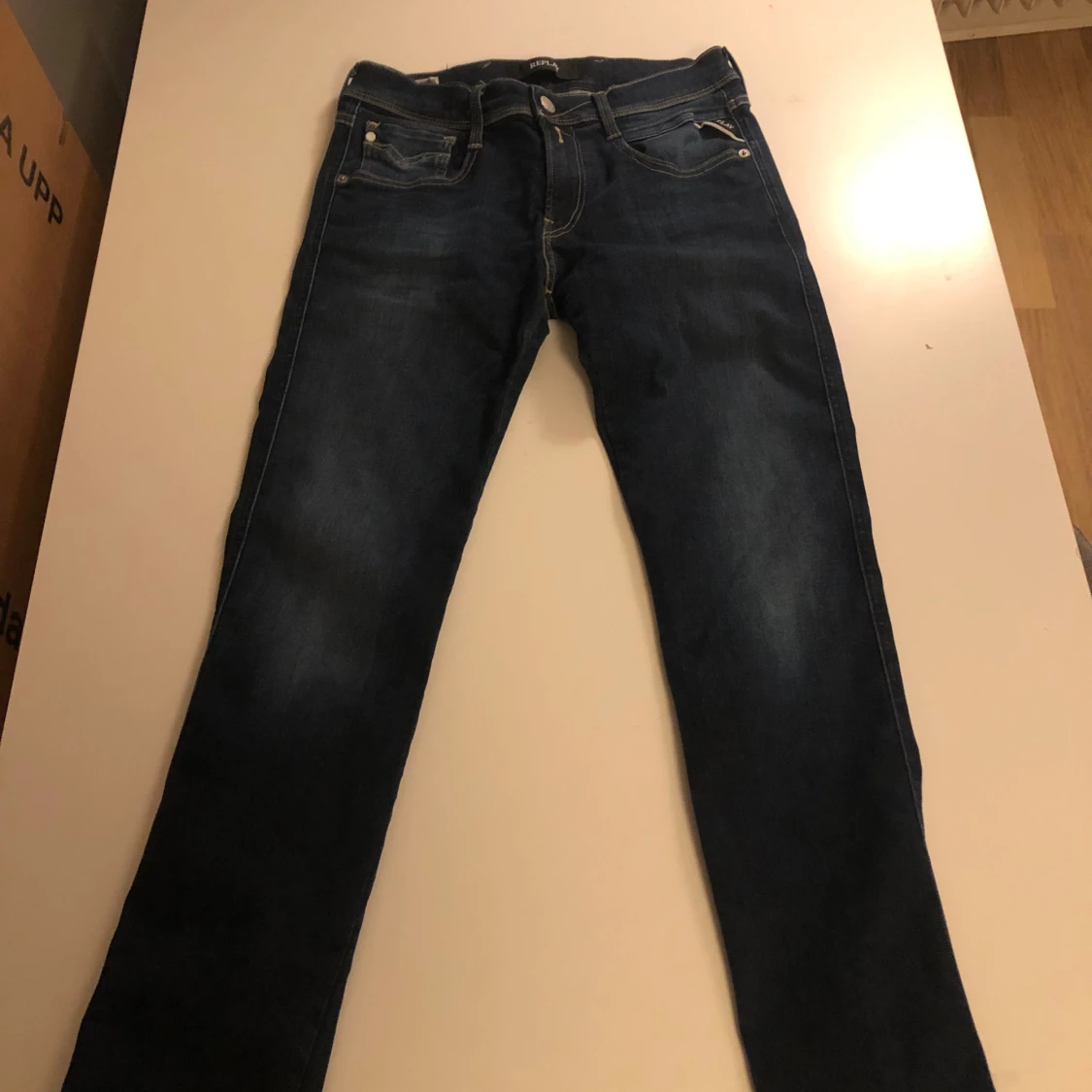 Mörkblå jeansbyxor replay