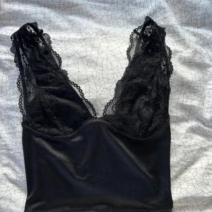 Fest topp  - Svart festtopp med spets 