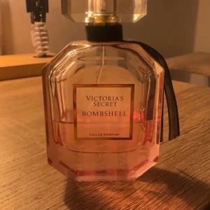 Victoria's Secret Bombshell Eau de Parfum - Säljer en elegant flaska av Victoria's Secret Bombshell Eau de, hälften kvar typ då 800kr är det originella priset! Skriv för frågor osv. BUDA OCH DEN ÄR DIN!💯