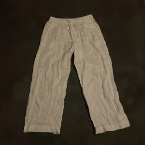 Vita linnebyxor med resårmidja - Säljer dessa snygga linnebyxor från Cubus då de inte längre passar mig och har inte kommit till användning. Köpte för 600 men säljer för 300. 💓