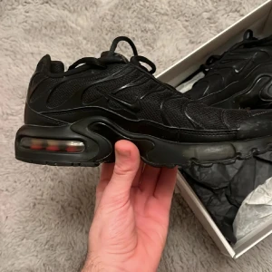 Nike Air Max  - Säljer ett par svarta Nike air max Skor för billigt pris. Används inte längre! Köpare står för frakt. 