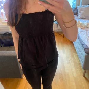 Svart linne  - Svart linne med volang från vero Moda i storlek s. Använt några gånger men är i fint skick. 