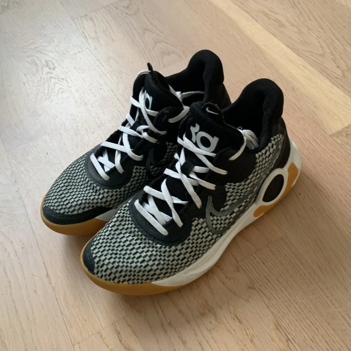 Svartvita Nike sneakers - 1