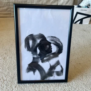 Poster med människo motiv - Snygg poster med motiv av två människor. Ungefär A4 mått men klippt på sidorna så att de ska få plats i ramen. En ram kvar så det är först till kvarn. Om du vill ha en ram, blir det +25 kr. 