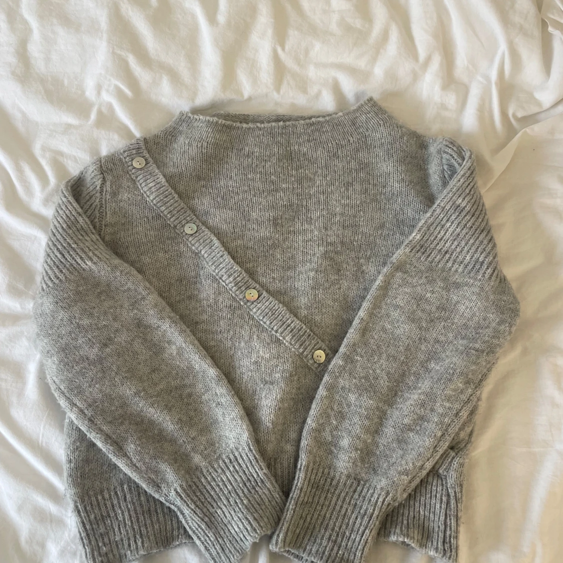 Grå tröja med knappar  - 4