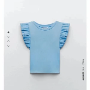 Blå topp med volangärmar från Zara - Snygg ljusblå topp från Zara med  volangärmar. Storlek S, har en likadan fast svart, kolla annons💗